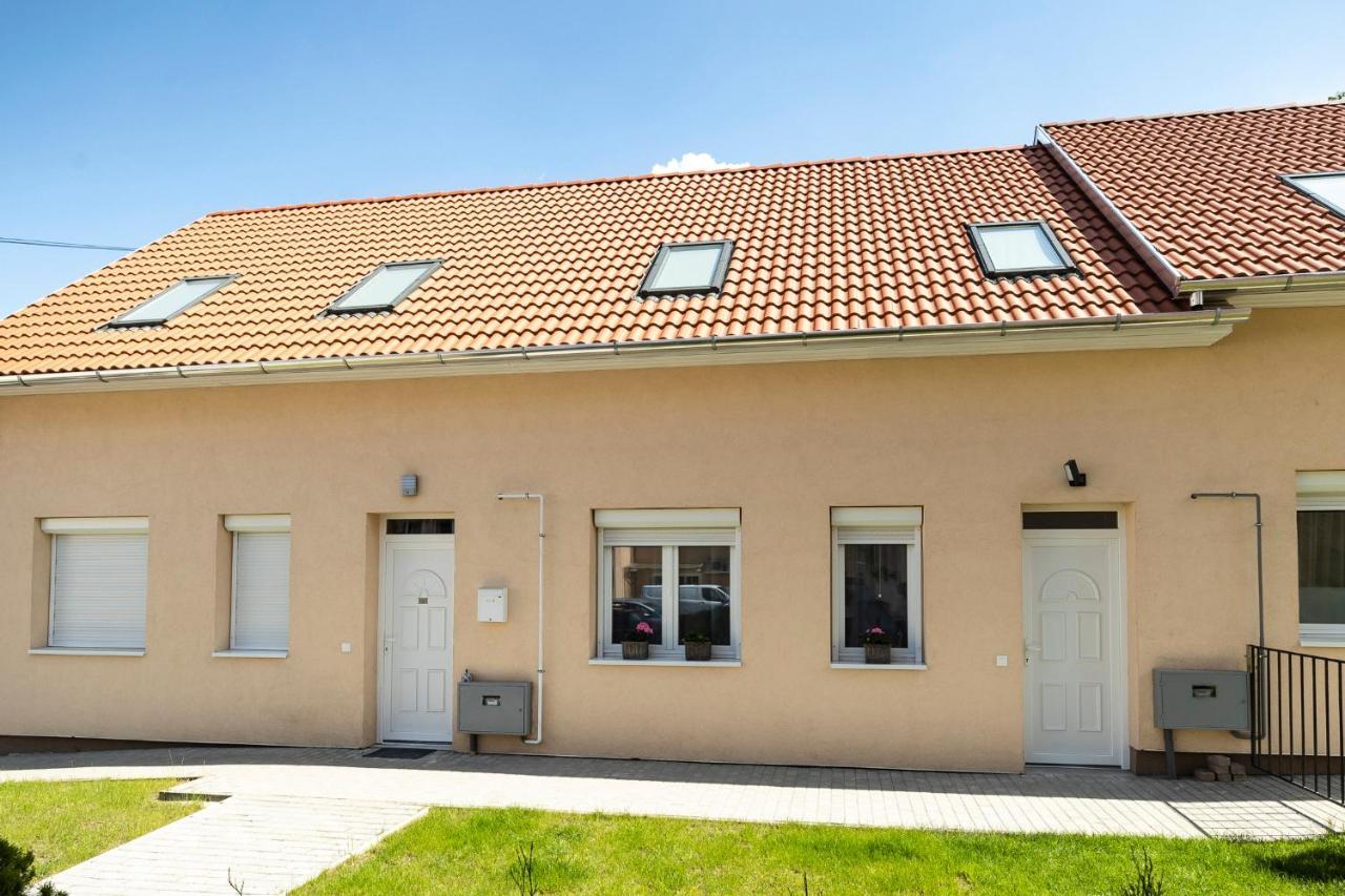Appartamento Zsendulo Apartman Eger Esterno foto